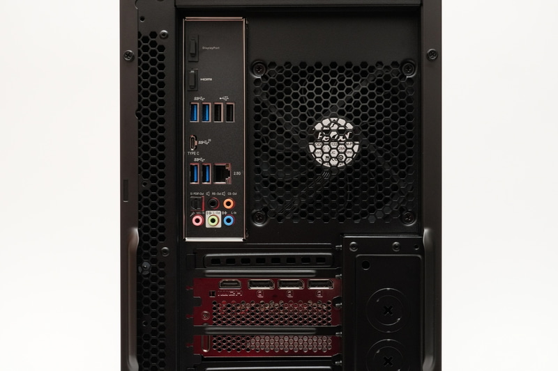 背面にはUSB 3.2 Type-C、USB 3.0×4、USB 2.0×2、2.5Gigabit Ethernet、ライン出力、ライン入力、マイク入力、センター・サブ出力、リア出力、S/PDIF出力(角型)、DisplayPort 1.4a×3、HDMI 2.1を配置