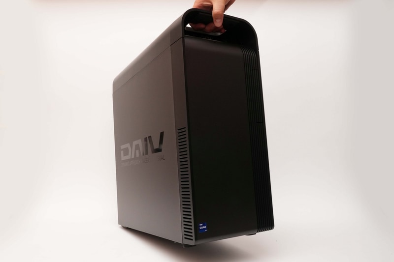 本体前面上部にはしっかり握れるハンドルを装備。ハンドルは強度が高められ、裏側にはラバーグリップも貼られている