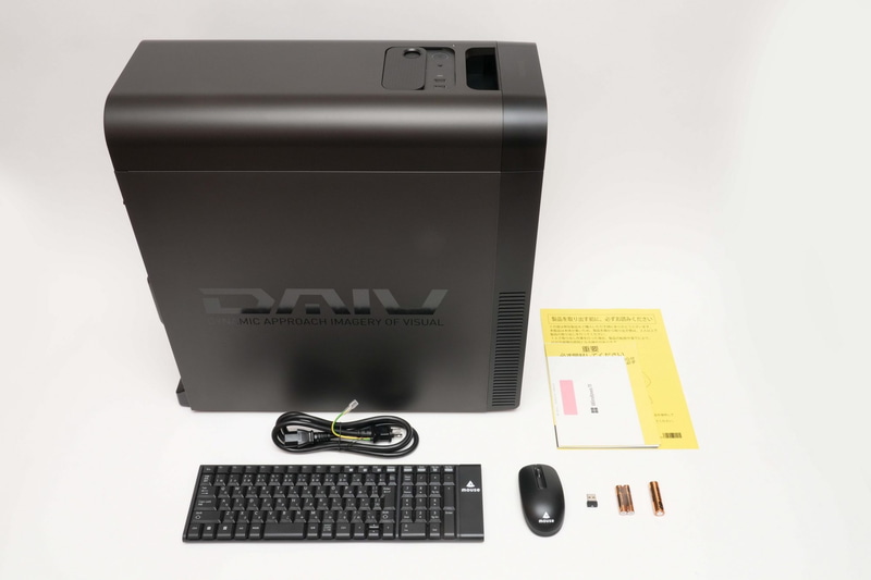 パッケージには本体、電源ケーブル、無線キーボード、無線マウス、無線USBドングル、単4形乾電池×2、単3形乾電池、説明書が同梱