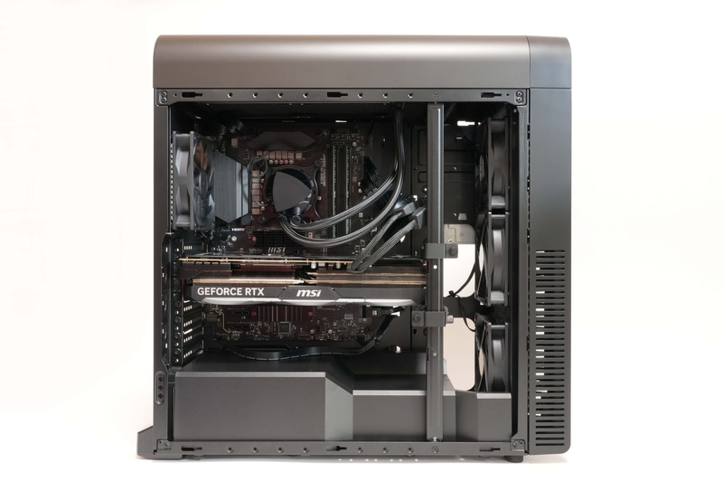 左側面内部。本体前面上部、側面前部、底面から吸気し、背面から排気するエアフローを採用