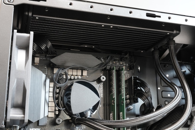 240mm超の大型ラジエータと組み合わせた水冷CPUクーラーを搭載。ビデオカード用水冷ユニットは今後追加予定とのことだ