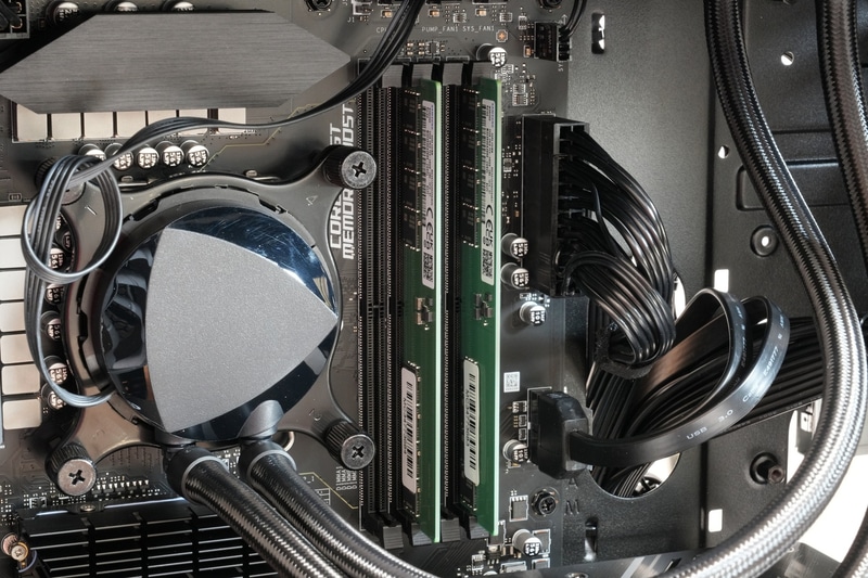 メモリスロットは4基。貸出機にはDDR5-4800規格の32GBメモリ「Samsung M323R4GA3BB0-CQKOL」が2枚装着されていた。装着済みのメモリを無駄にせず、最大メモリ容量の128GBを搭載できるわけだ