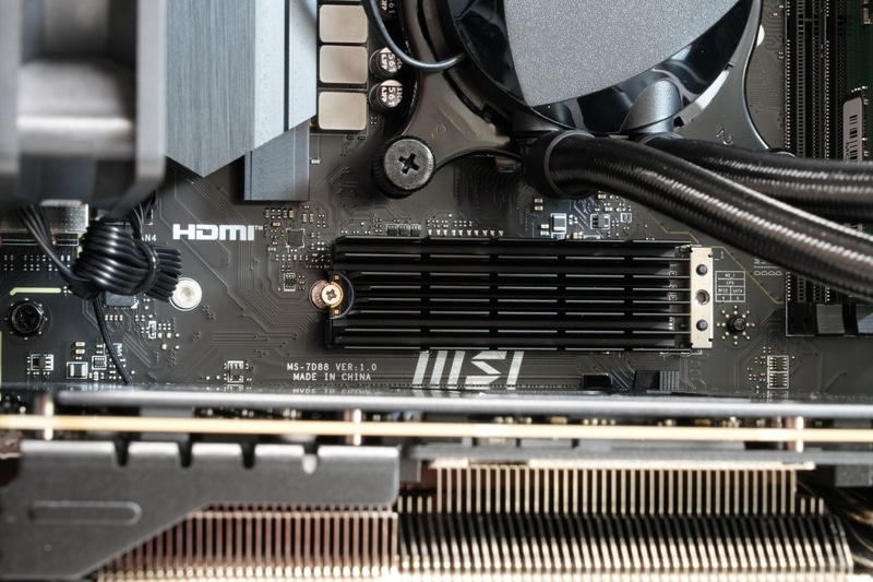 M.2スロットは2基搭載。貸出機には1基目にPCIe 4.0 x4接続SSD「CSSD-M2B2TPG3NF2」が搭載されていた