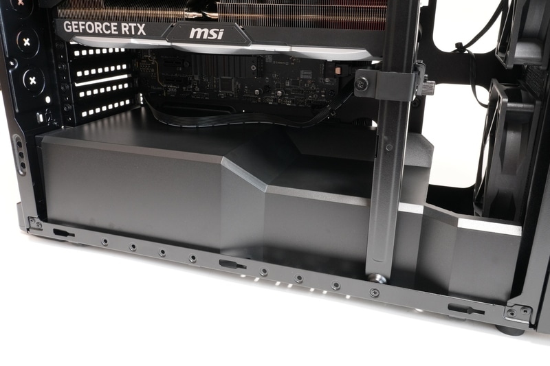 電源ユニットは専用の吸気、排気口を備えたチャンバーに格納。CPUやビデオカードへの熱干渉が少ない設計となっている