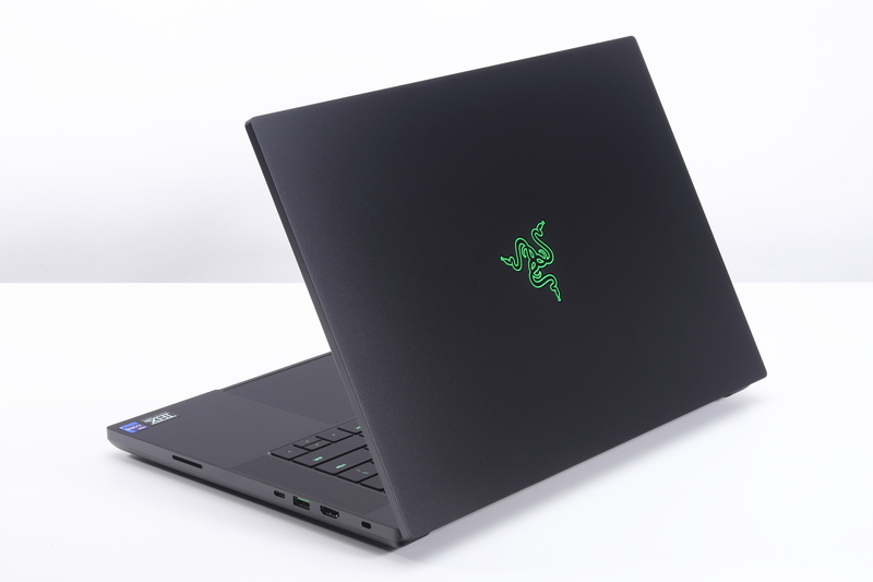 本体カラーはマットブラックを基調としている