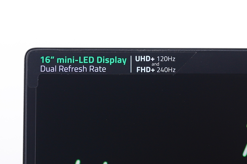 「UHD+/120Hz」と「FHD+/240Hz」のデュアルリフレッシュレートに対応している