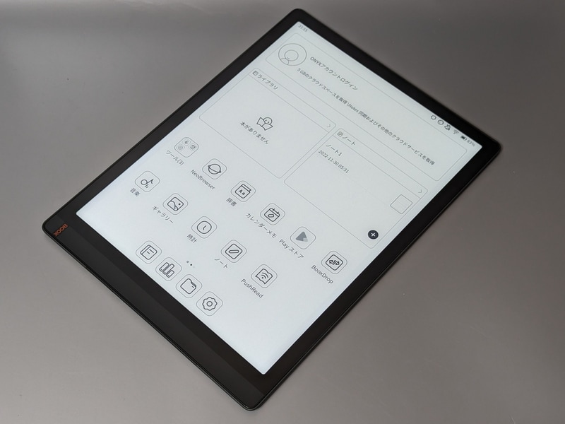 画面サイズは13.3型。下部ベゼルのみ厚みがあるデザインで、縦向きでの利用を想定しているようだ