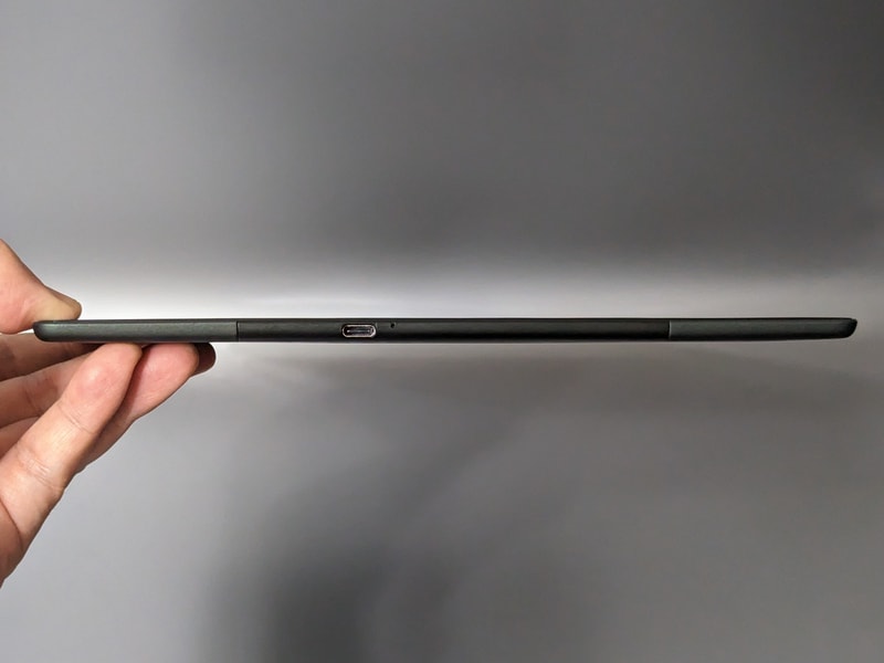 底面にはUSB Type-Cポートを備える