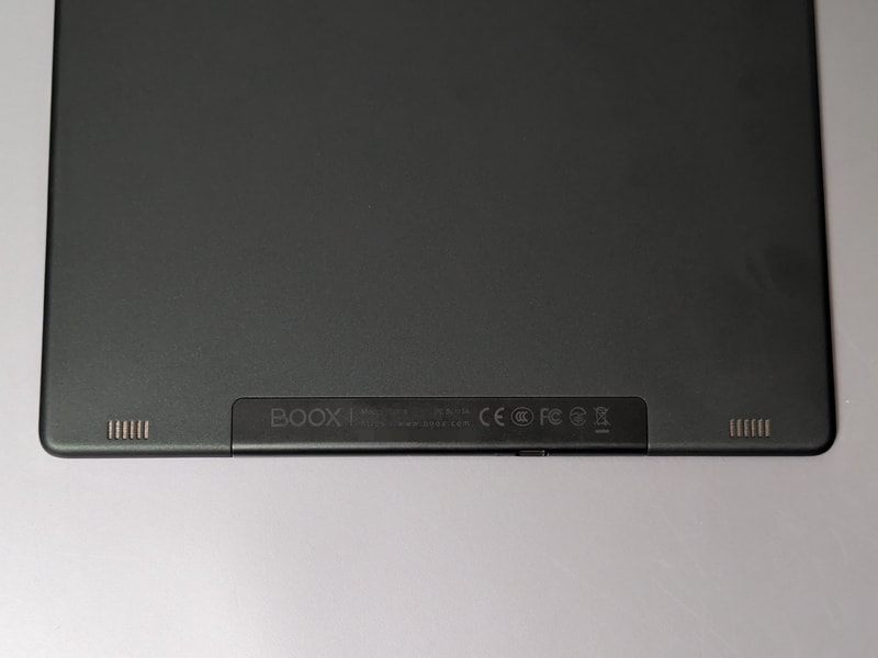 背面下部にはスピーカーを備える