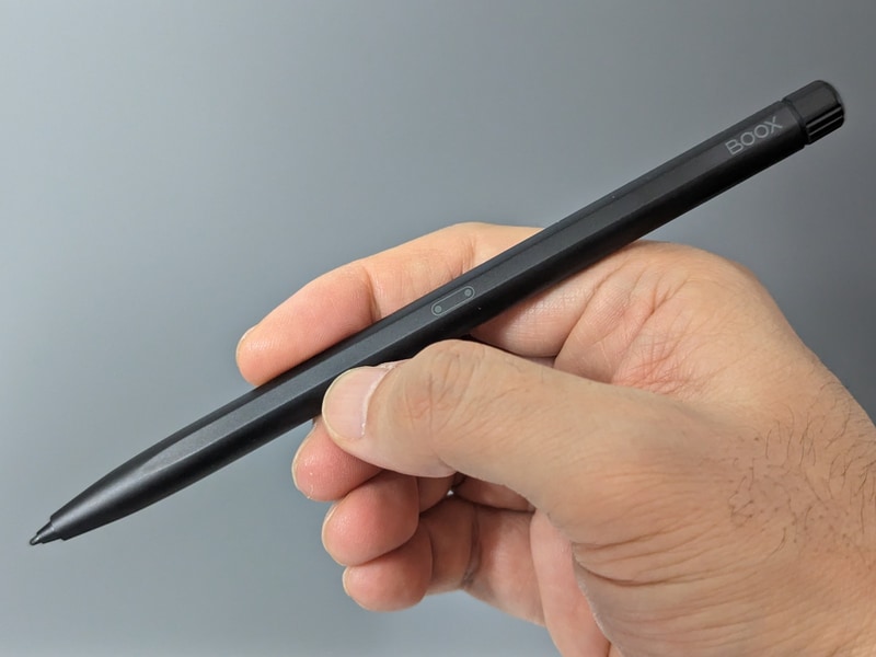 BOOX Tab Ultraと同じスタイラスが付属する。ちなみに筐体が樹脂製ということもあり、マグネットでの吸着はサポートしない