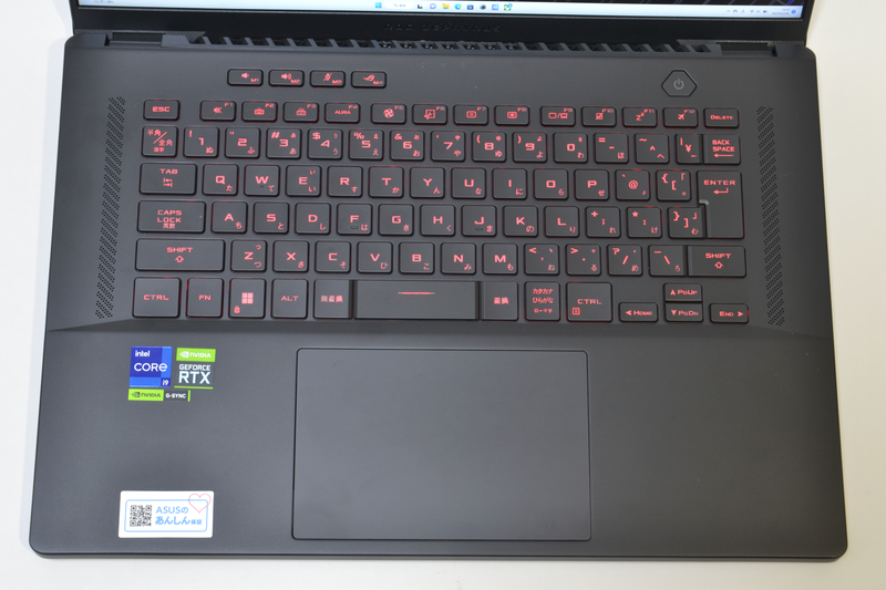 アイソレーションタイプのキーボードはテンキーレスで余裕があり、配置もオーソドックス