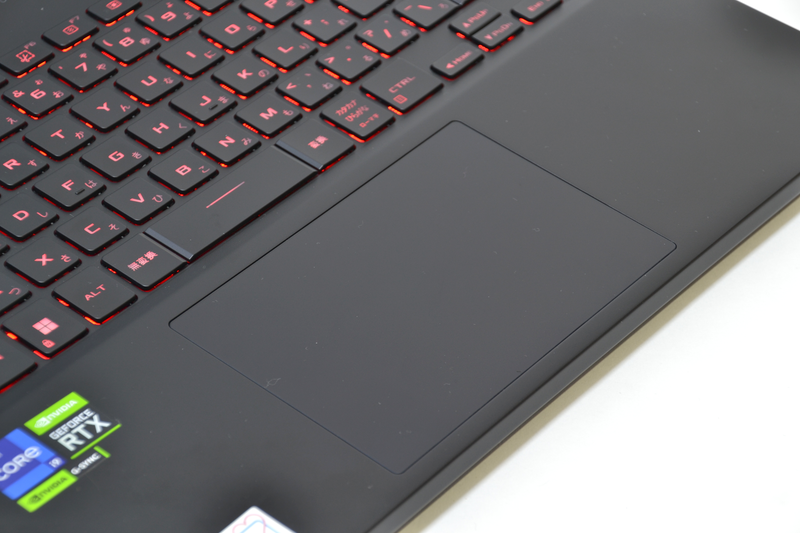 タッチパッドは大きめ。クリックできる範囲が広すぎるのが気になる