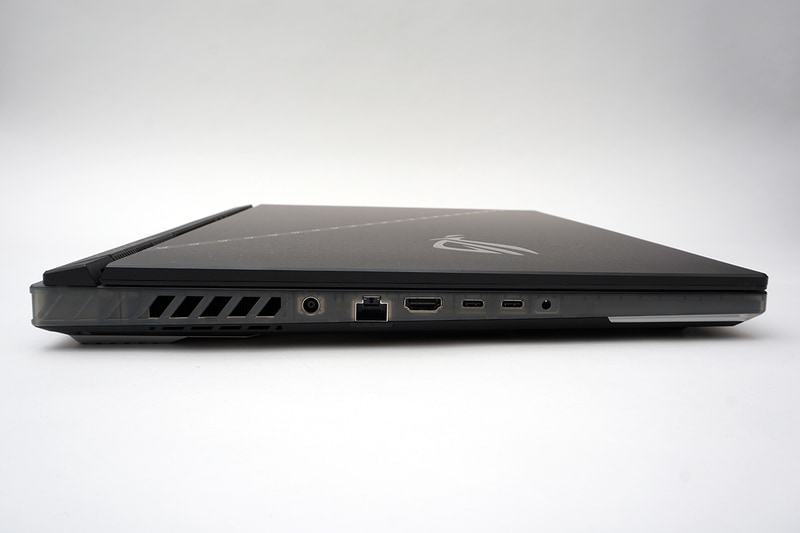 左側面に2.5Gの有線LAN、HDMI出力、Thunderbolt 4、USB 3.1 Type-C(DisplayPort出力、USB PD対応)、ヘッドセット端子