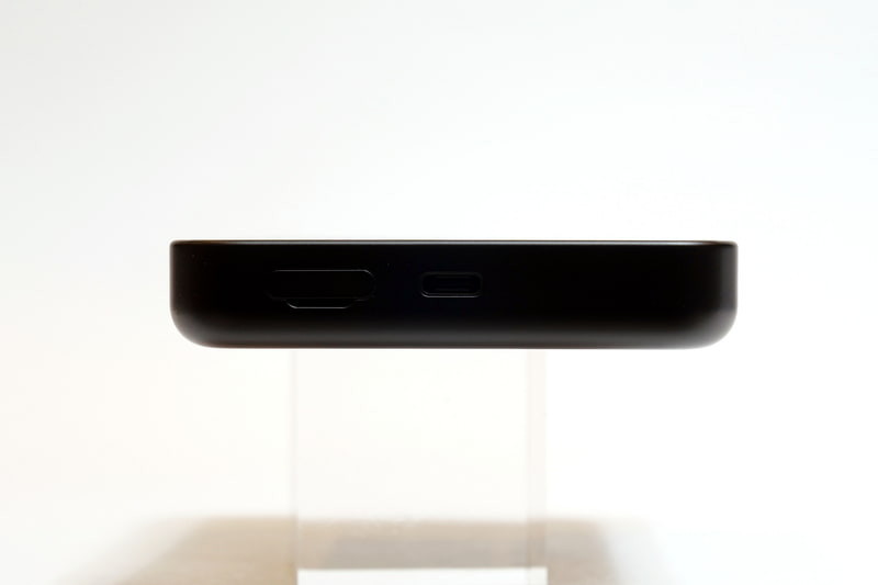 右側面。こちらにはSIMカードトレイとUSB Type-Cポートを配置