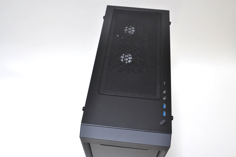 天面右側に端子が並ぶ。マグネット式メッシュシートの奥にはファンが覗いている