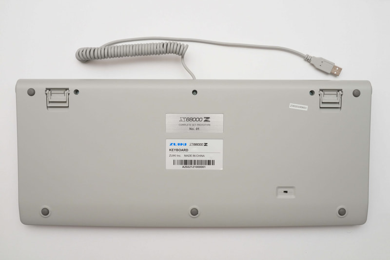 キーボードの底面。右下のスイッチでWindowsとX68000のキーレイアウトを切り替えられる