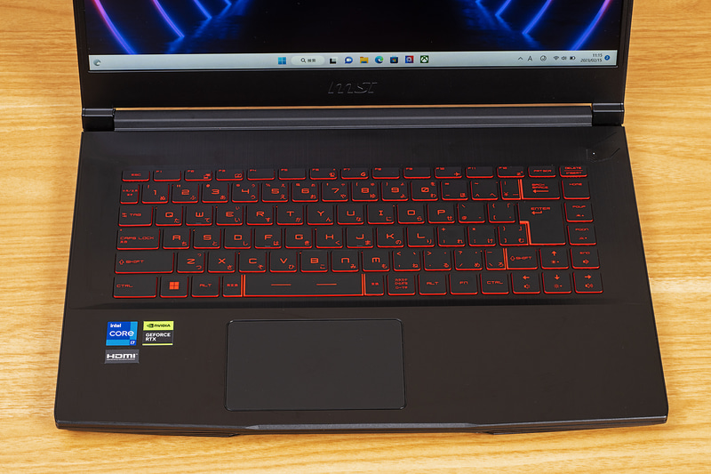 キーボードは日本語配列で、LEDバックライトが内蔵されているだけでなく、キートップの縁が赤色に着色されており非発光時でも視認性が高い