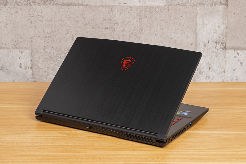 天板のヘアライン加工が特徴的。ゲーミングPCではあるが、厳つい雰囲気はなく、ゲーム以外の用途でも使いやすい