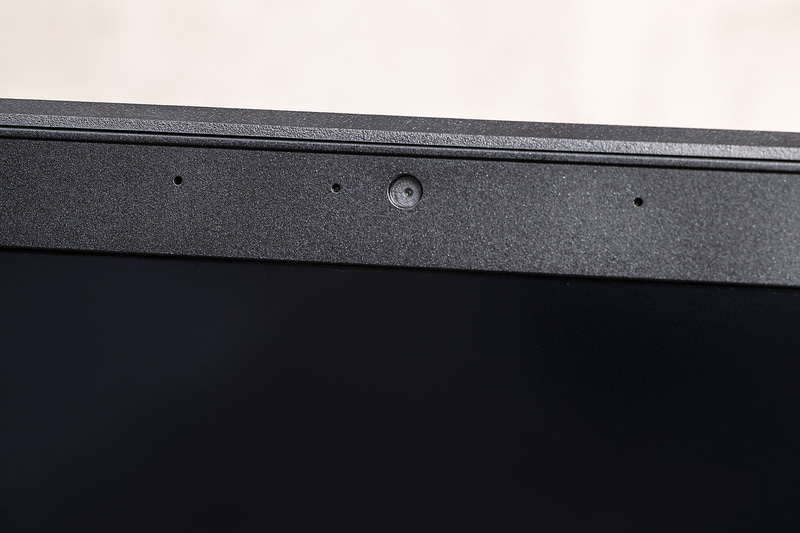 上部にはWebカメラとマイクを搭載