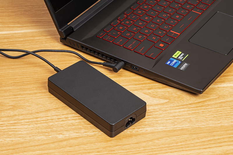 ACアダプタは120WでゲーミングPCとしては比較的薄型でコンパクト