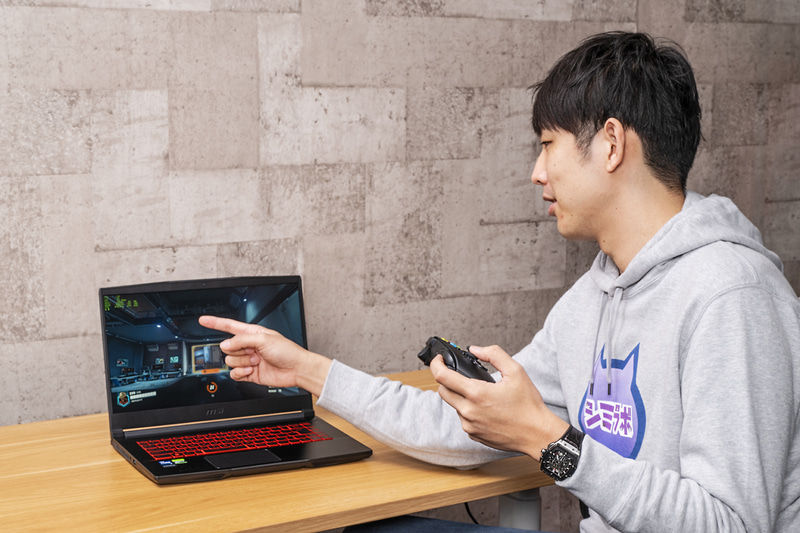 RTX 4050搭載のThin GF63 12Vシリーズでもゲームがヌルヌルに動くところを見せる清水氏