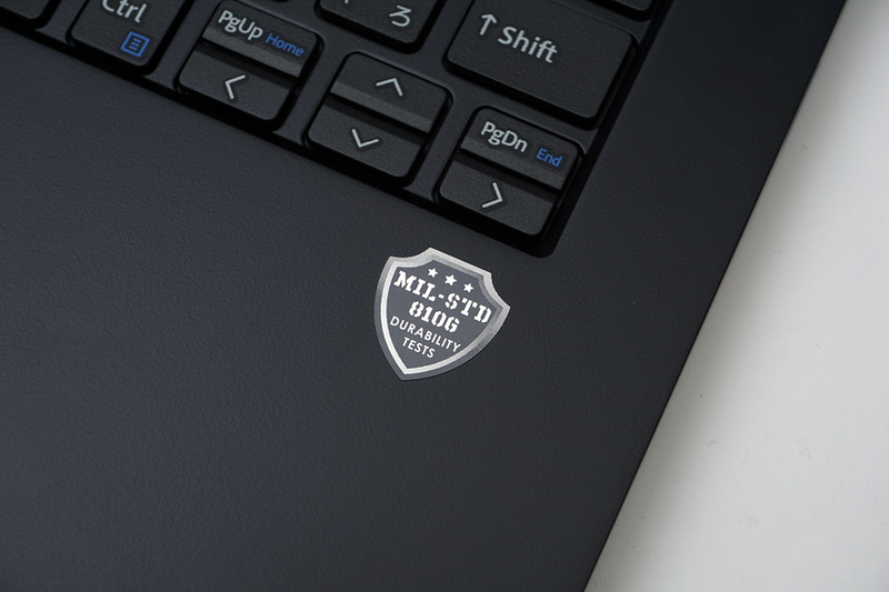 キーボードの右下にはアメリカ国防総省調達基準の試験を通過した証のロゴが張られている
