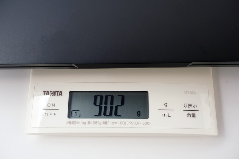 重量は筆者の実測で902gと公称スペックよりかなり軽くて驚いた