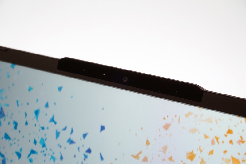 ディスプレイ上部には200万画素のWebカメラとマイクを内蔵