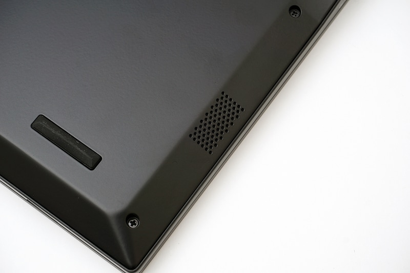 ステレオスピーカーは底面に搭載されている