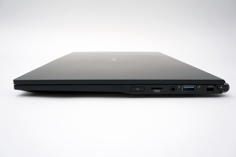 右側面に電源ボタン、microSDカードスロット、ヘッドセット端子、USB 3.0
