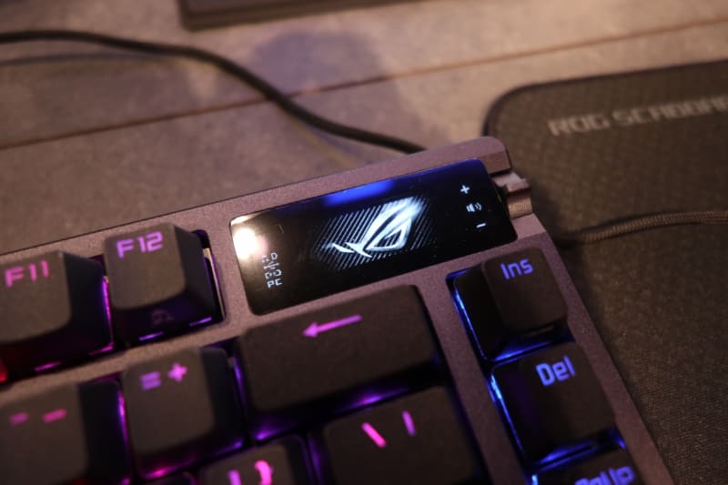 有機ELディスプレイとコントロールノブ/サイドボタン