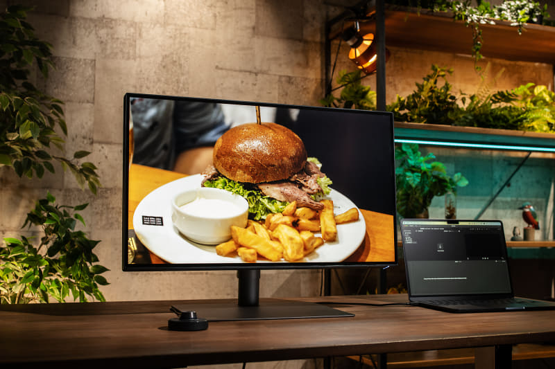 クリエイター向けの「BenQ PD2725U」。そもそも、クリエイター向けモニターってどこが違うんだっけ……という方は本稿を読んでいってください!