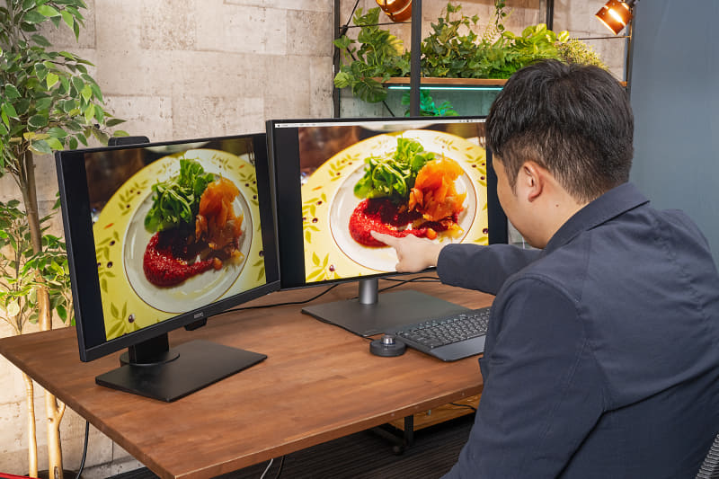 料理に添えられたソース、「PD2725U」は鮮やかな赤色になっている(本サイトの写真の仕様では正確な違いを表現できないため、この写真は違いをイメージしやすくなるように差を強調してあります)