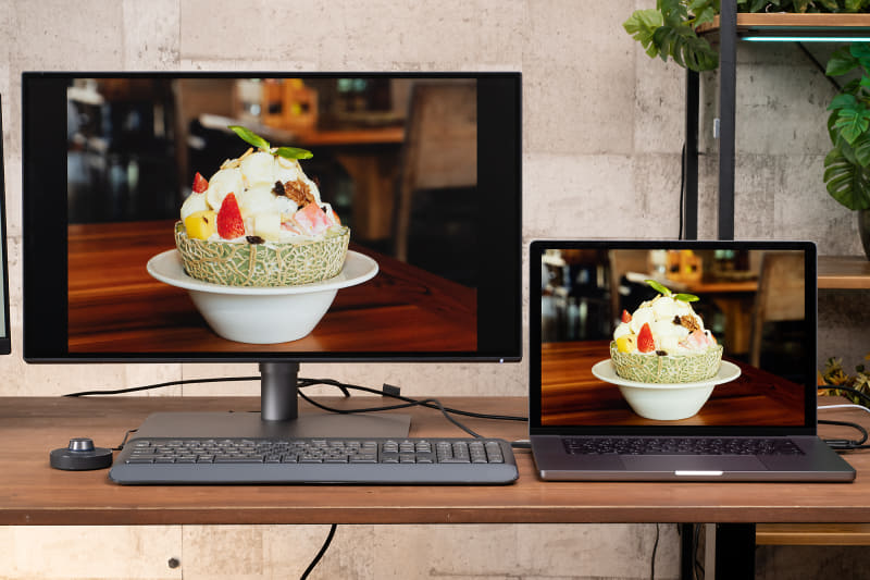 MacBookと「PD2725U」の色合いをほぼ完璧に統一できる。ちなみに、PD2725UをDisplay P3モードにしたときよりM-bookモードのほうがさらにMacBookのモニターの色味に近く感じた