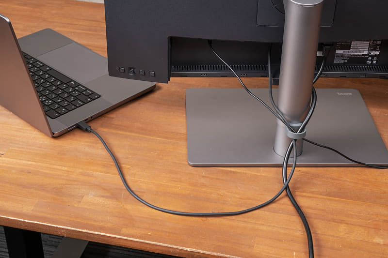 Thunderboltポート搭載のMacBookであれば、ケーブル1本つなぐだけでデュアルモニター環境に