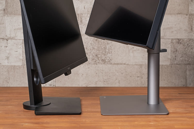 「PD2725U」のスタンドはスリムで台座は薄く、邪魔になりにくい。こうした使い勝手への配慮もクリエイター向けと言えそう