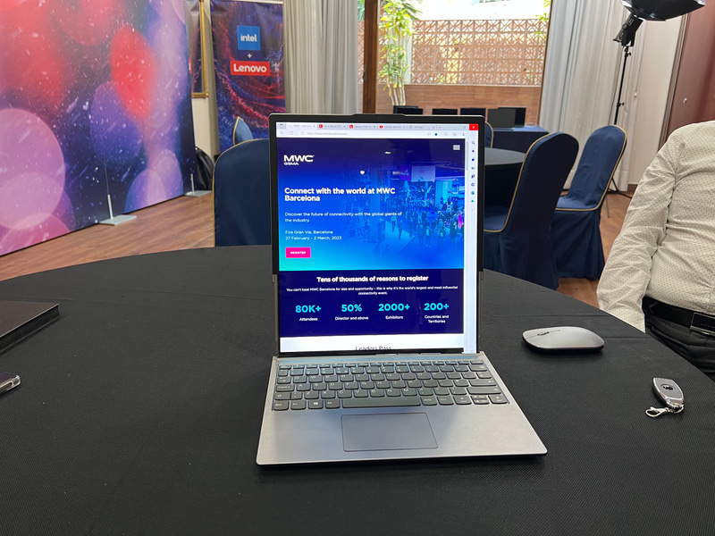 ディスプレイが縮んでいく様子