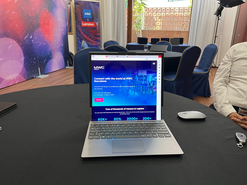 ディスプレイが縮んでいく様子