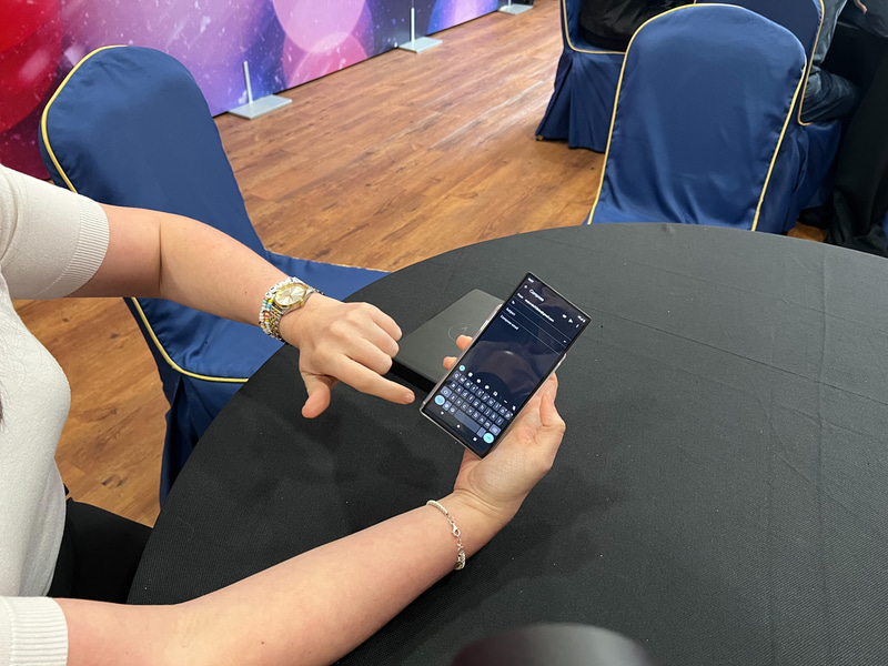 ディスプレイが伸びた状態でのGmailアプリを利用している様子