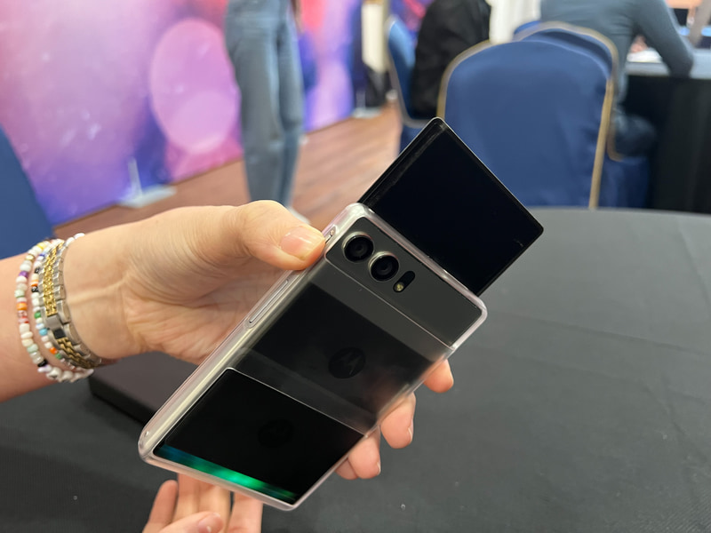 裏側の様子、ディスプレイを縮めた状態では、裏側に表示部分が来る形になる