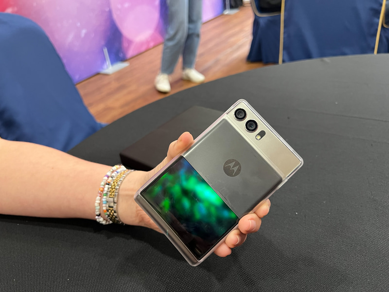 裏側の様子、ディスプレイを縮めた状態では、裏側に表示部分が来る形になる