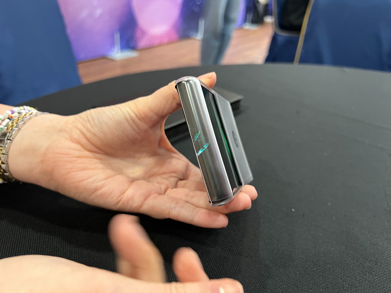 よく見ると、保護カバーの下にもディスプレイがあり、折り曲げ可能なOLEDであることが分かる