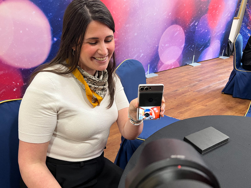 このように裏側に折れ曲がったOLEDのディスプレイに時計やカメラアプリなどを表示も可能