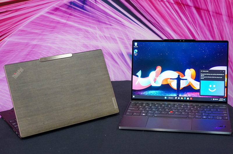 亜麻繊維の外装を採用したThinkPad Z13 Gen 2。Phoenixと見られるRyzen PROを搭載