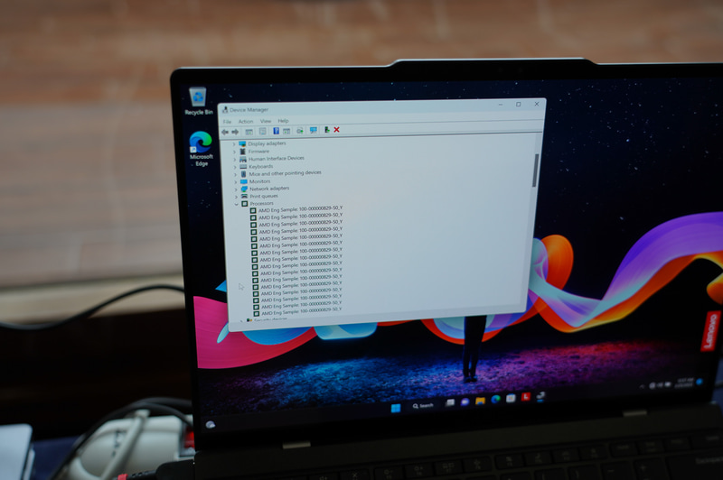 システム上ではCPUがAMD Eng Sampleと表示。Dragon Range、Phoenix、Rembrant-R、Barcelo-Rのうち、この時点でES(Engineering Sample)であるのはPhoenixだけと考えられるので、Phoenixを採用していることでほぼ間違いないだろう、論理CPUコアは16個あったので、8コア/16スレッドというスペックである可能性が高い