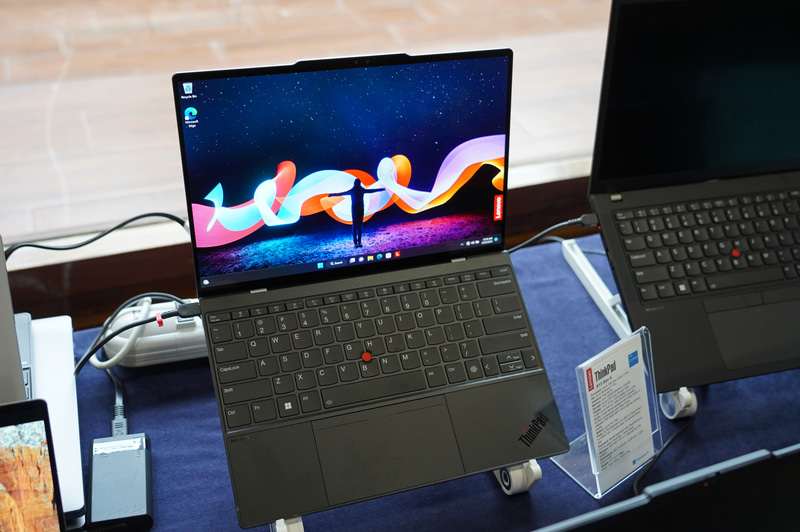 ThinkPad Z13 Gen 2、PCとしての骨骼はキープコンセプトでポートなどの配置に変更はない