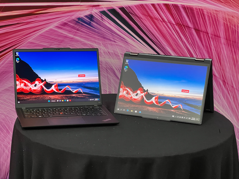 ThinkPad X13 Gen 4(左)とThinkPad X13 Yoga Gen 4(右)