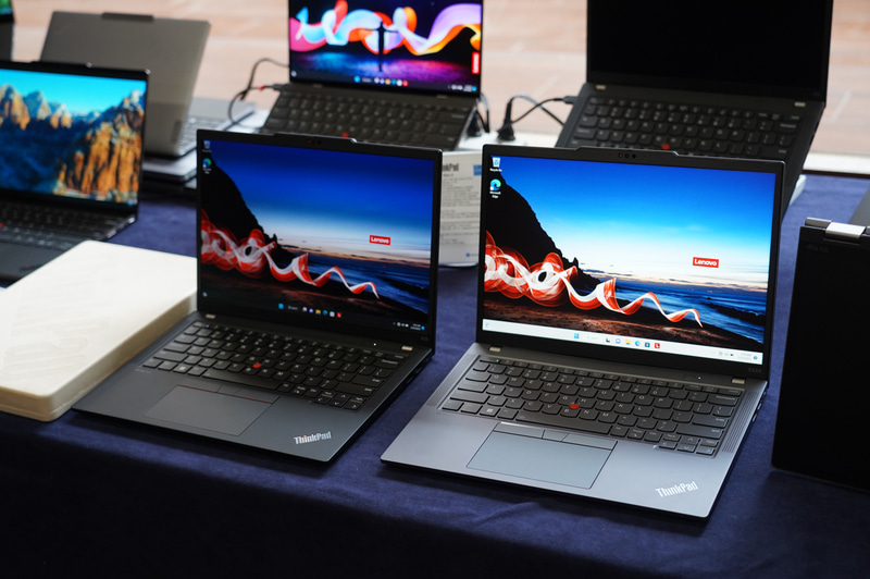 ThinkPad X13 Gen 4。右がディープブラック、左がストームグレー