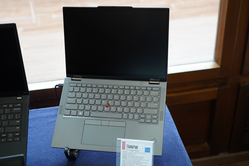 ThinkPad X13 Yoga Gen 4のストームグレー