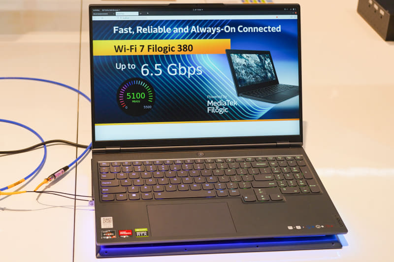MediaTekがMWCで展示したWi-Fi 7に対応したFilogic 380をLenovoのPCに組み込んで行なっているデモ。メーターの数字がその時点でのライブの通信速度で5,100Mbpsという通信速度が実現されている。